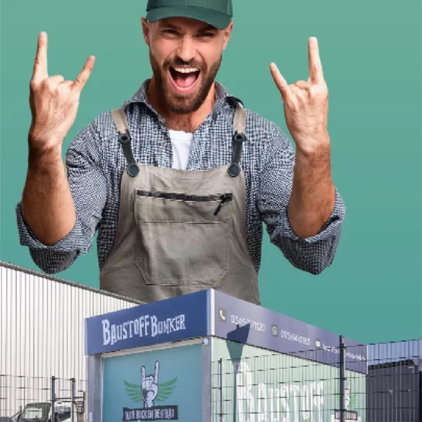 Bauarbeiter mit Rocker-Pose in Groß, hinter dem Mobau Baustoff Bunker