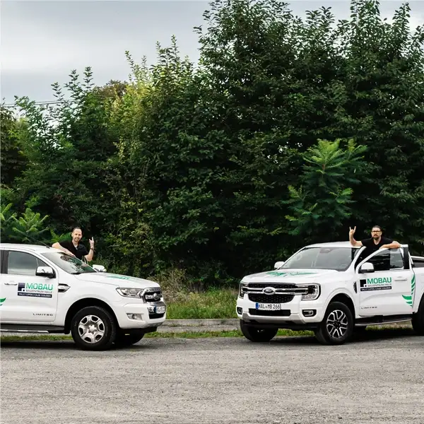 Zwei Mobau Pick-Ups mit motivierten Mitarbeitern