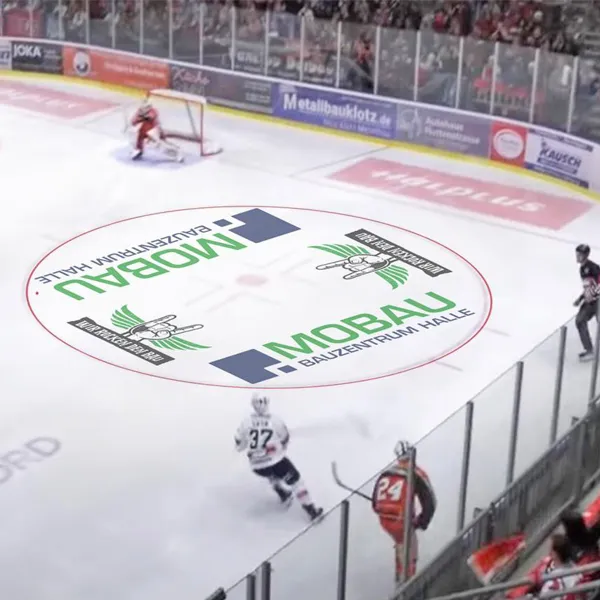 Eis Hockey spiel mit Mobau Logo im Eisspielfeld